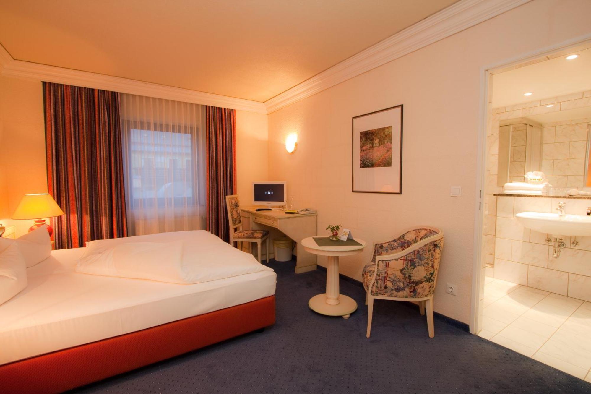 Hotel Weisses Ross มาเรียนแบร์ก ภายนอก รูปภาพ